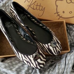 Hello Kitttyanimal print flats in black and white